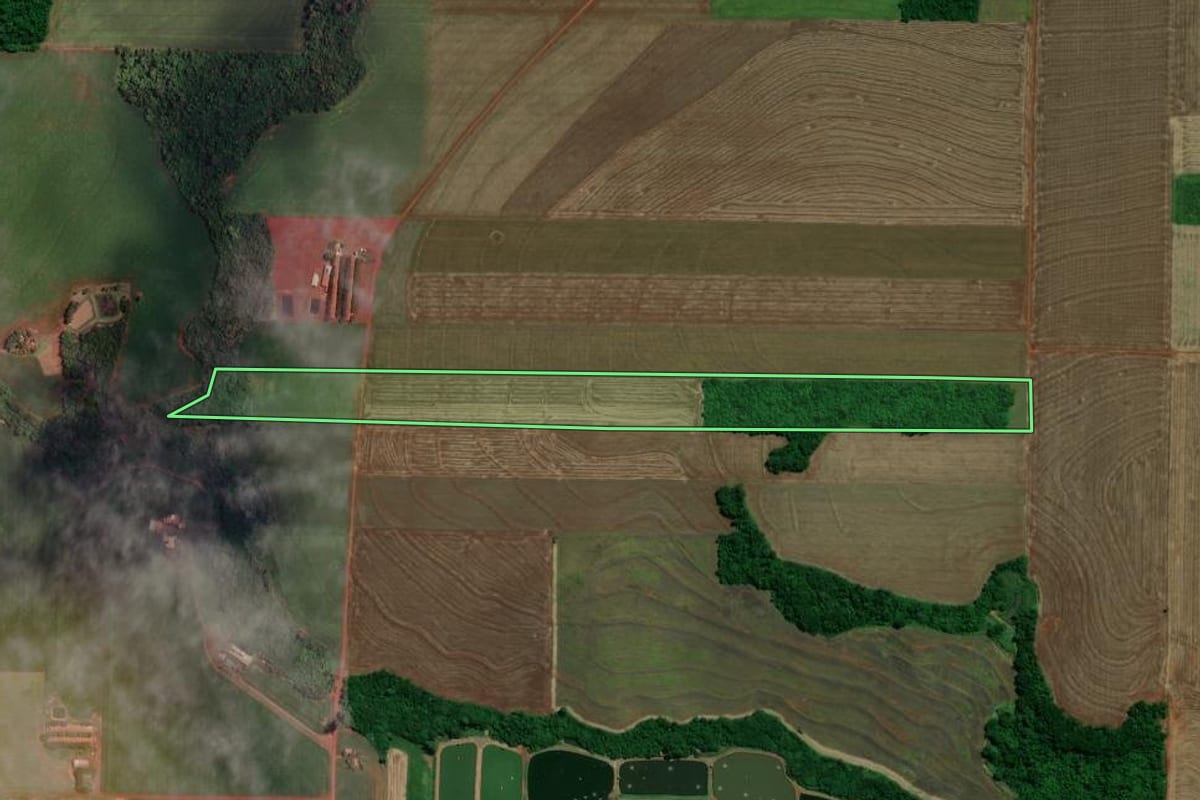 Imagem de satélite do imóvel rural em Toledo (PR), com o contorno declarado no CAR desenhado por cima.