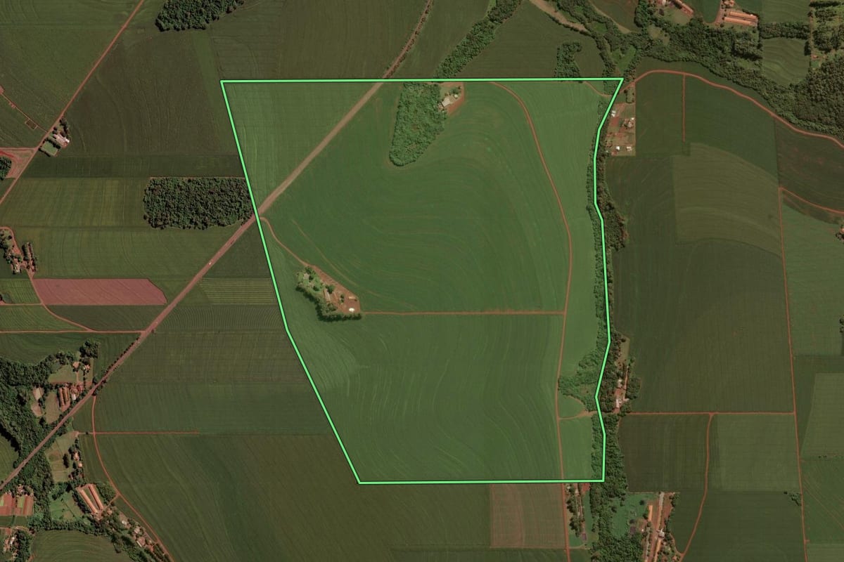 Imagem de satélite do imóvel rural em Toledo (PR), com o contorno declarado no CAR desenhado por cima.