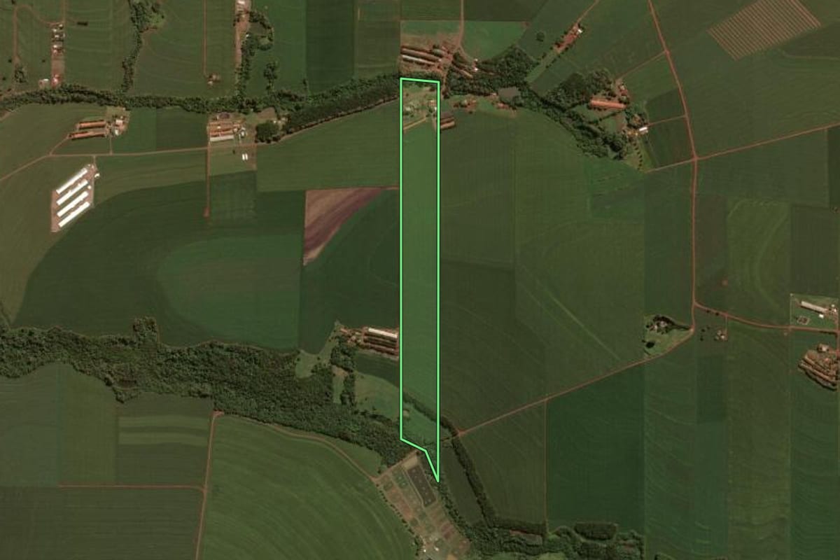 Imagem de satélite do imóvel rural em Toledo (PR), com o contorno declarado no CAR desenhado por cima.