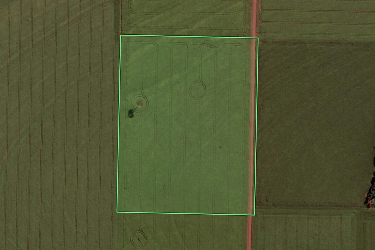 Imagem de satélite do imóvel rural em Toledo (PR), com o contorno declarado no CAR desenhado por cima.