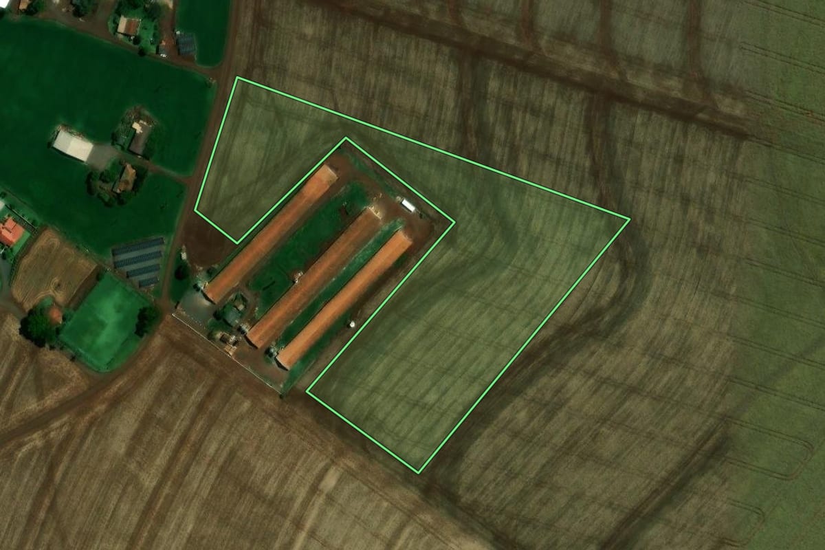 Imagem de satélite do imóvel rural em Toledo (PR), com o contorno declarado no CAR desenhado por cima.
