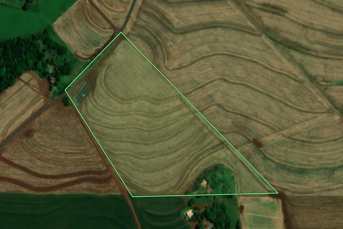 Imagem de satélite do imóvel rural em Toledo (PR), com o contorno declarado no CAR desenhado por cima.
