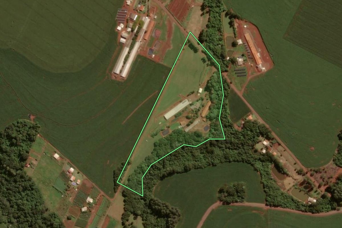 Imagem de satélite do imóvel rural em Toledo (PR), com o contorno declarado no CAR desenhado por cima.