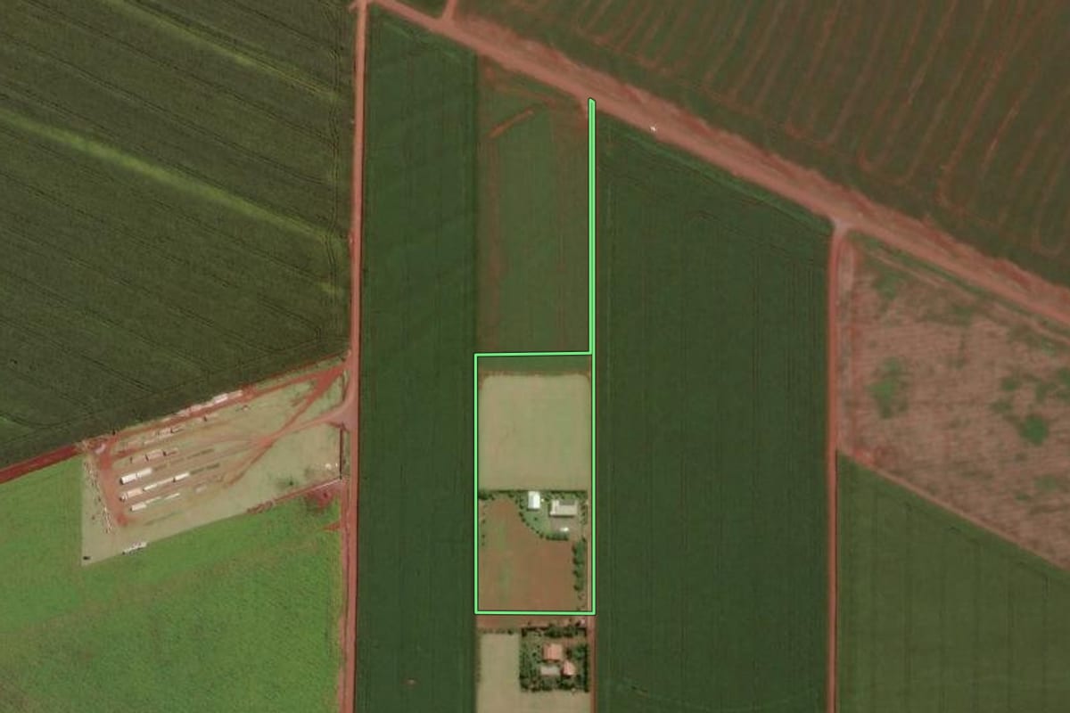 Imagem de satélite do imóvel rural em Toledo (PR), com o contorno declarado no CAR desenhado por cima.