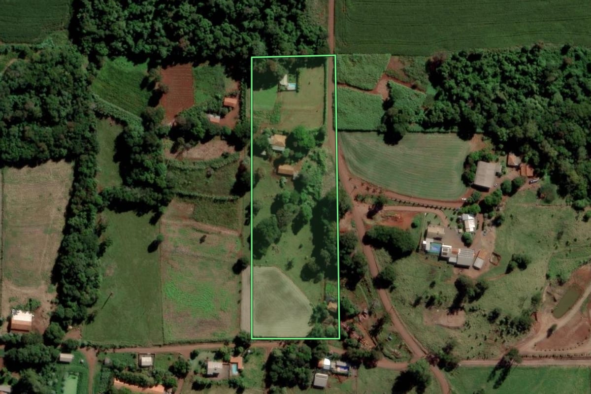 Imagem de satélite do imóvel rural em Toledo (PR), com o contorno declarado no CAR desenhado por cima.