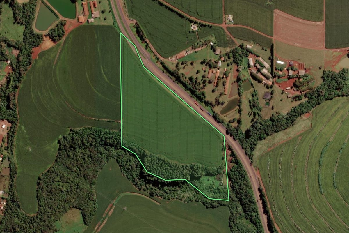 Imagem de satélite do imóvel rural em Toledo (PR), com o contorno declarado no CAR desenhado por cima.