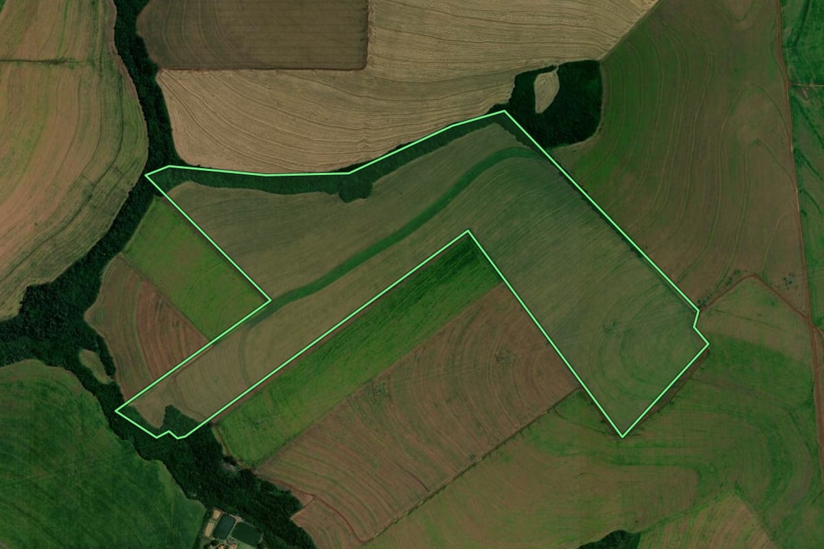 Imagem de satélite do imóvel rural em Toledo (PR), com o contorno declarado no CAR desenhado por cima.