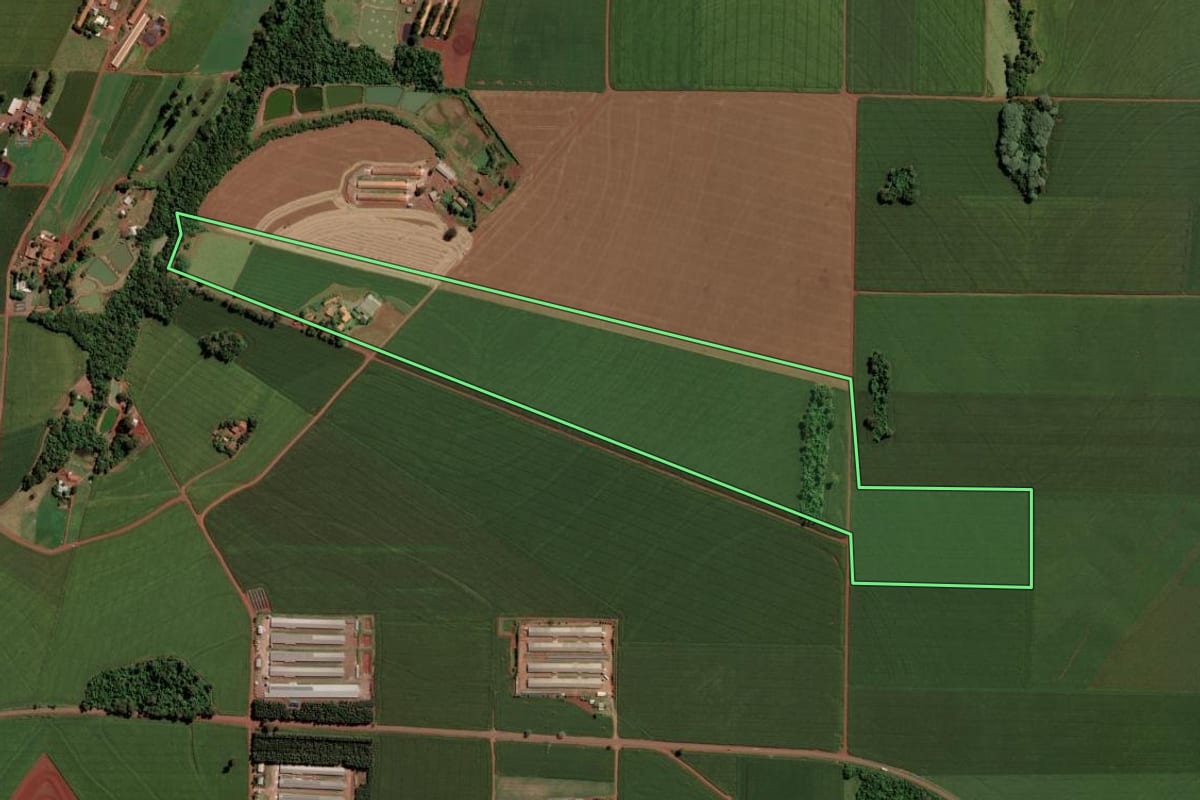 Imagem de satélite do imóvel rural em Toledo (PR), com o contorno declarado no CAR desenhado por cima.