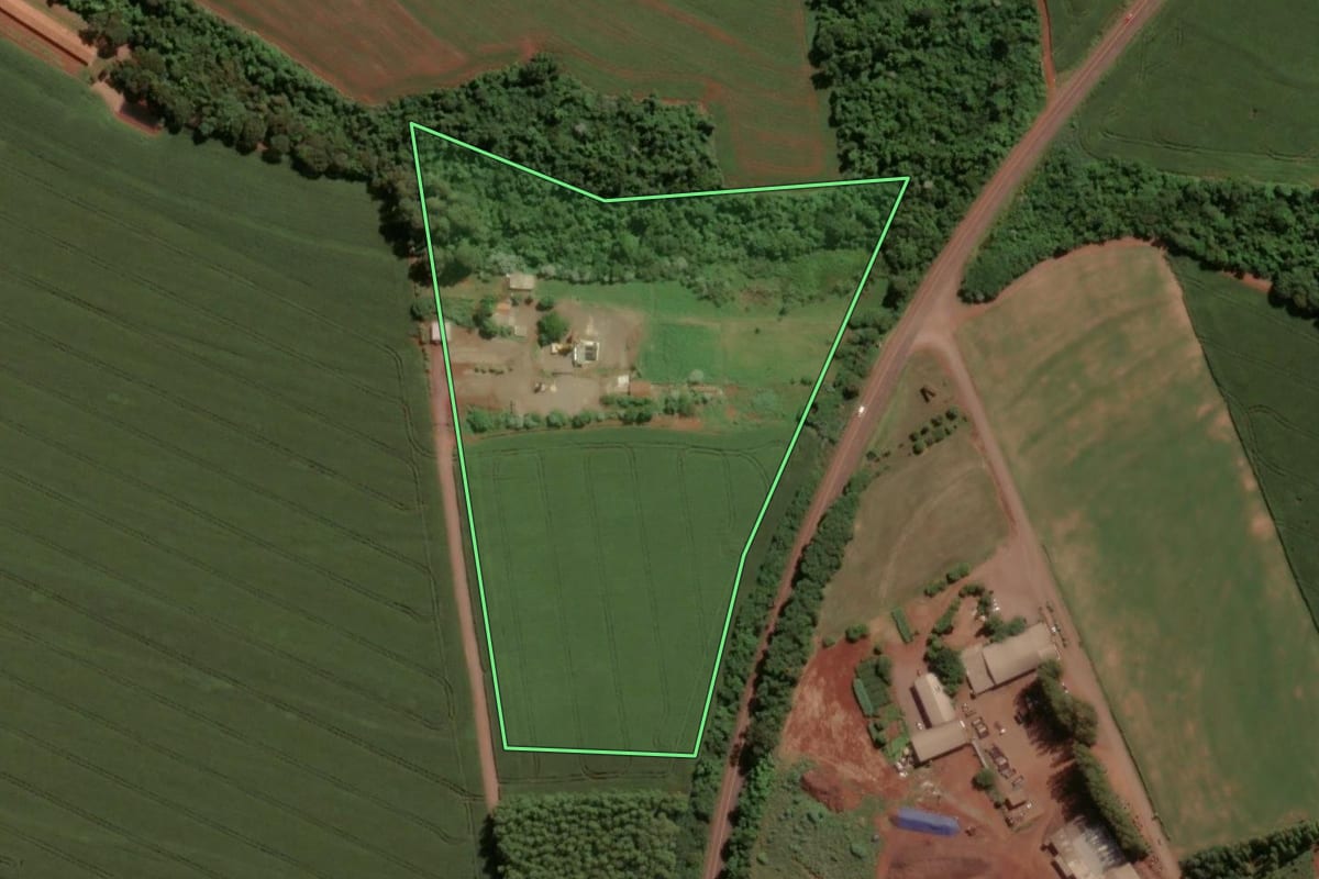 Imagem de satélite do imóvel rural em Toledo (PR), com o contorno declarado no CAR desenhado por cima.