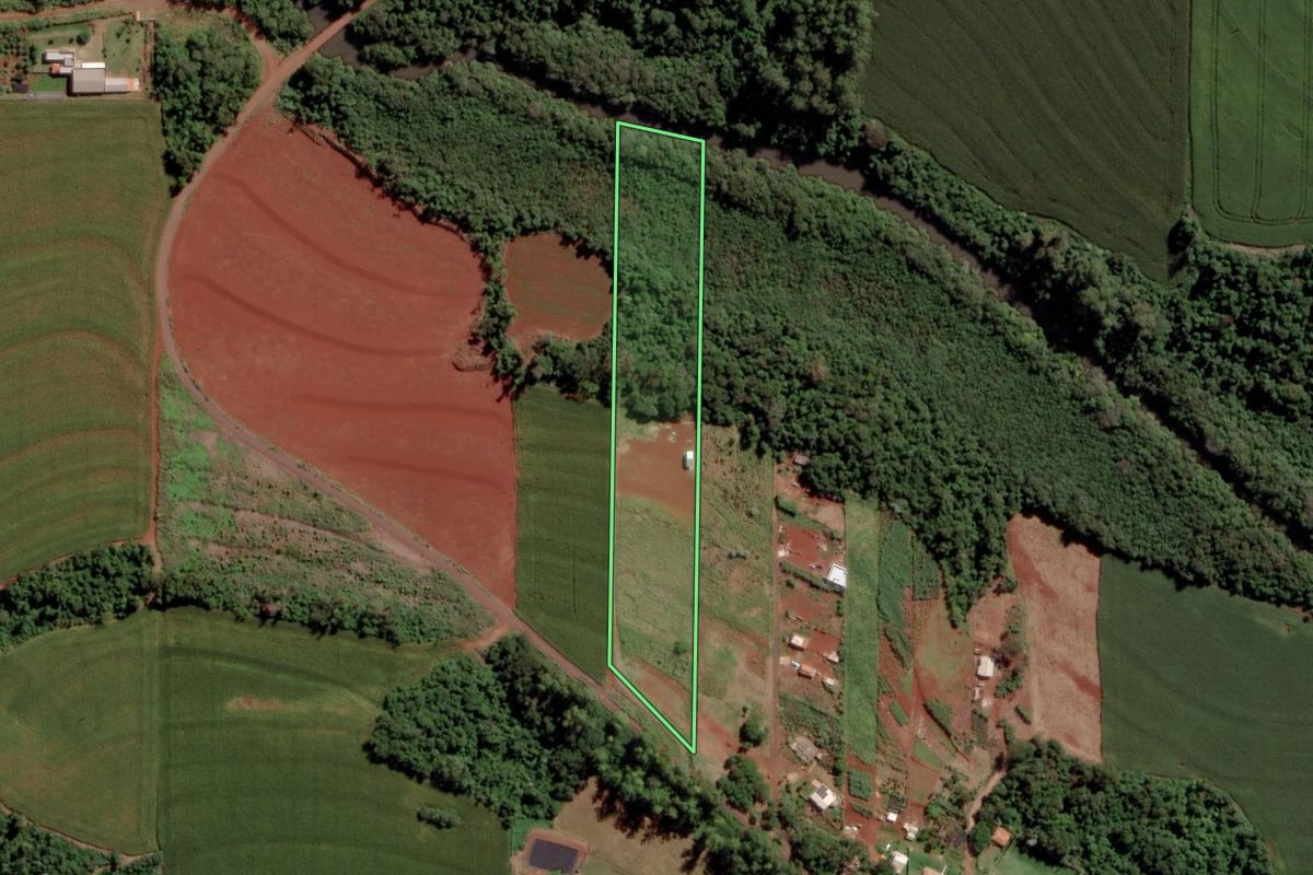 Imagem de satélite do imóvel rural em Toledo (PR), com o contorno declarado no CAR desenhado por cima.