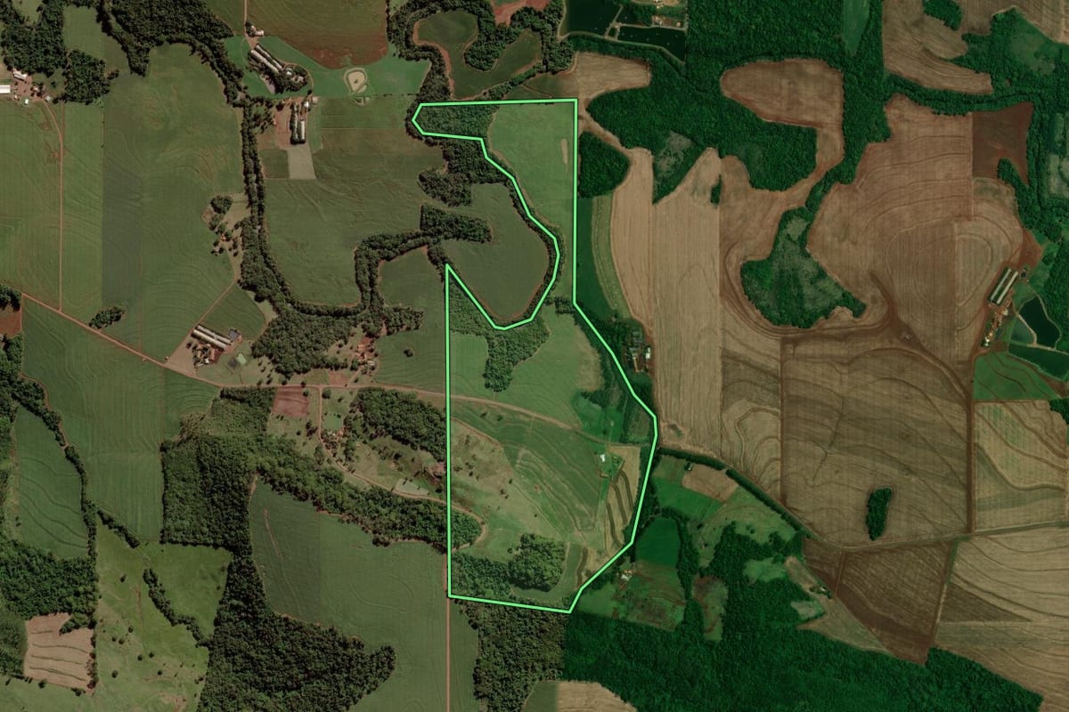 Imagem de satélite do imóvel rural em Toledo (PR), com o contorno declarado no CAR desenhado por cima.