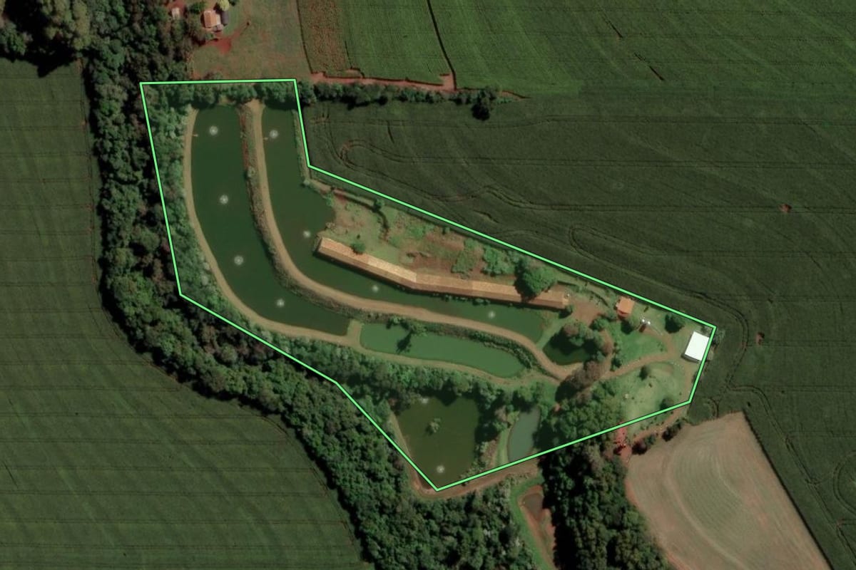 Imagem de satélite do imóvel rural em Toledo (PR), com o contorno declarado no CAR desenhado por cima.
