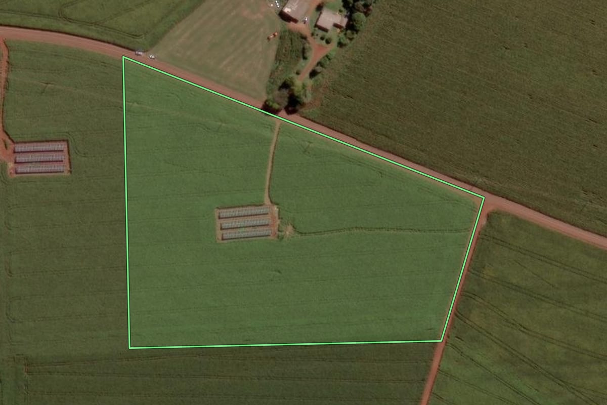 Imagem de satélite do imóvel rural em Toledo (PR), com o contorno declarado no CAR desenhado por cima.