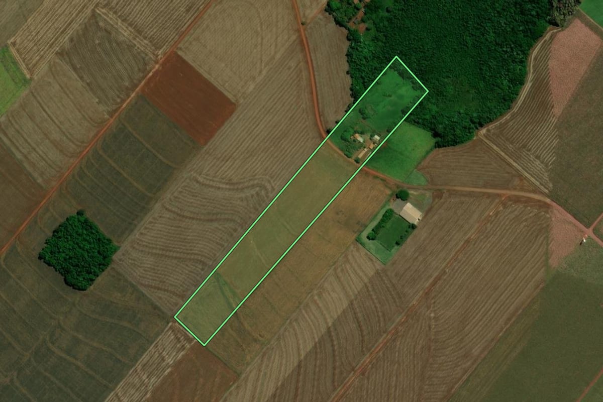 Imagem de satélite do imóvel rural em Toledo (PR), com o contorno declarado no CAR desenhado por cima.