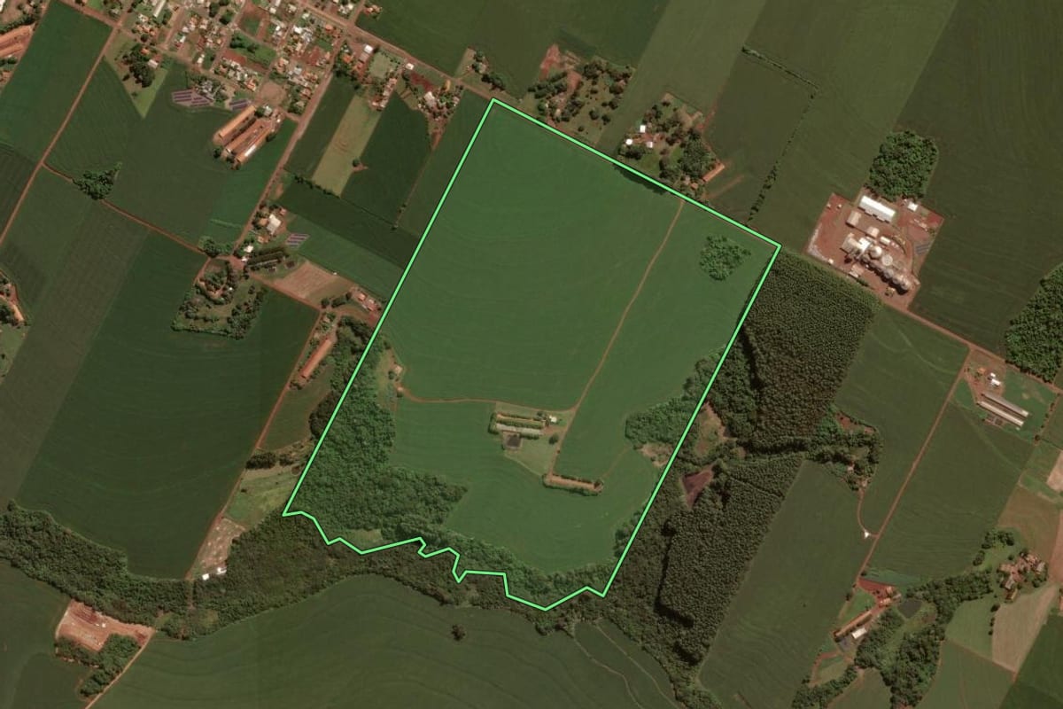 Imagem de satélite do imóvel rural em Toledo (PR), com o contorno declarado no CAR desenhado por cima.