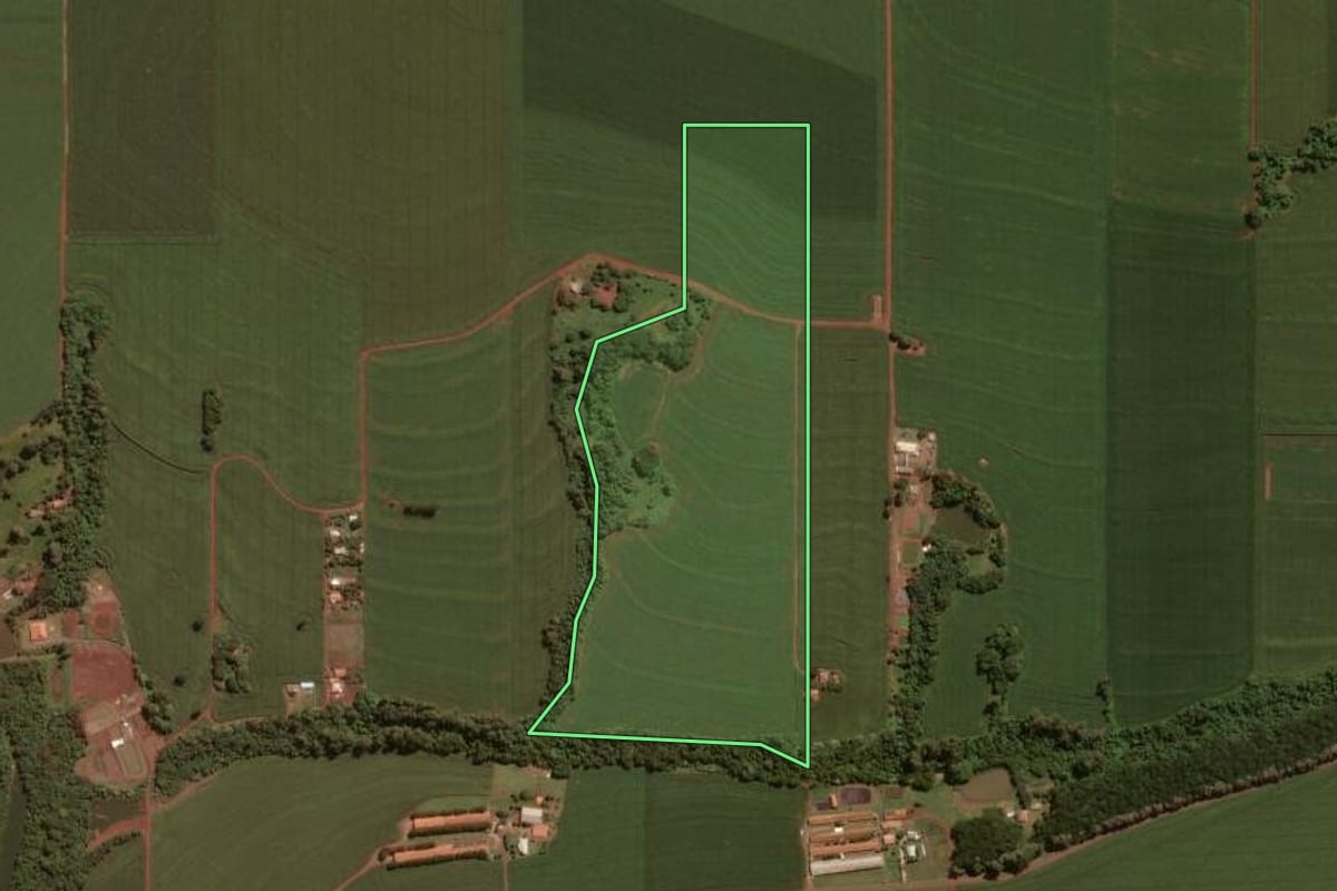 Imagem de satélite do imóvel rural em Toledo (PR), com o contorno declarado no CAR desenhado por cima.