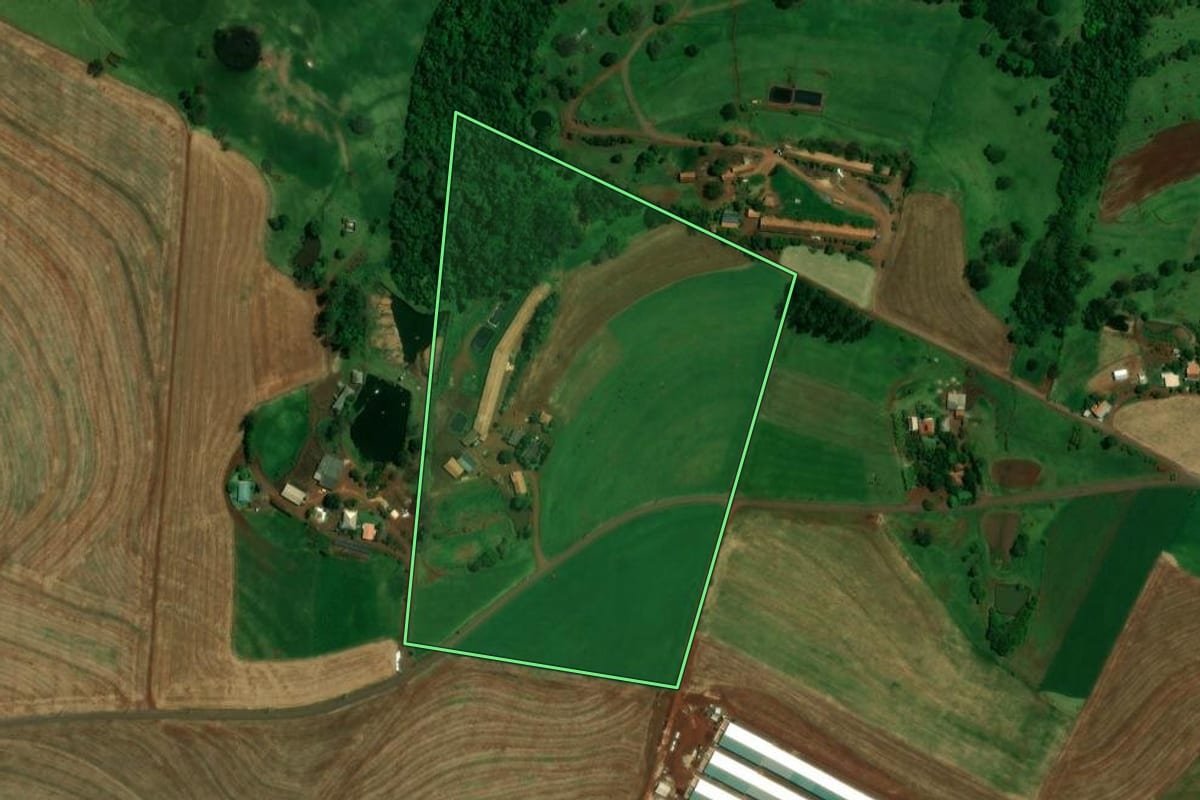 Imagem de satélite do imóvel rural em Toledo (PR), com o contorno declarado no CAR desenhado por cima.