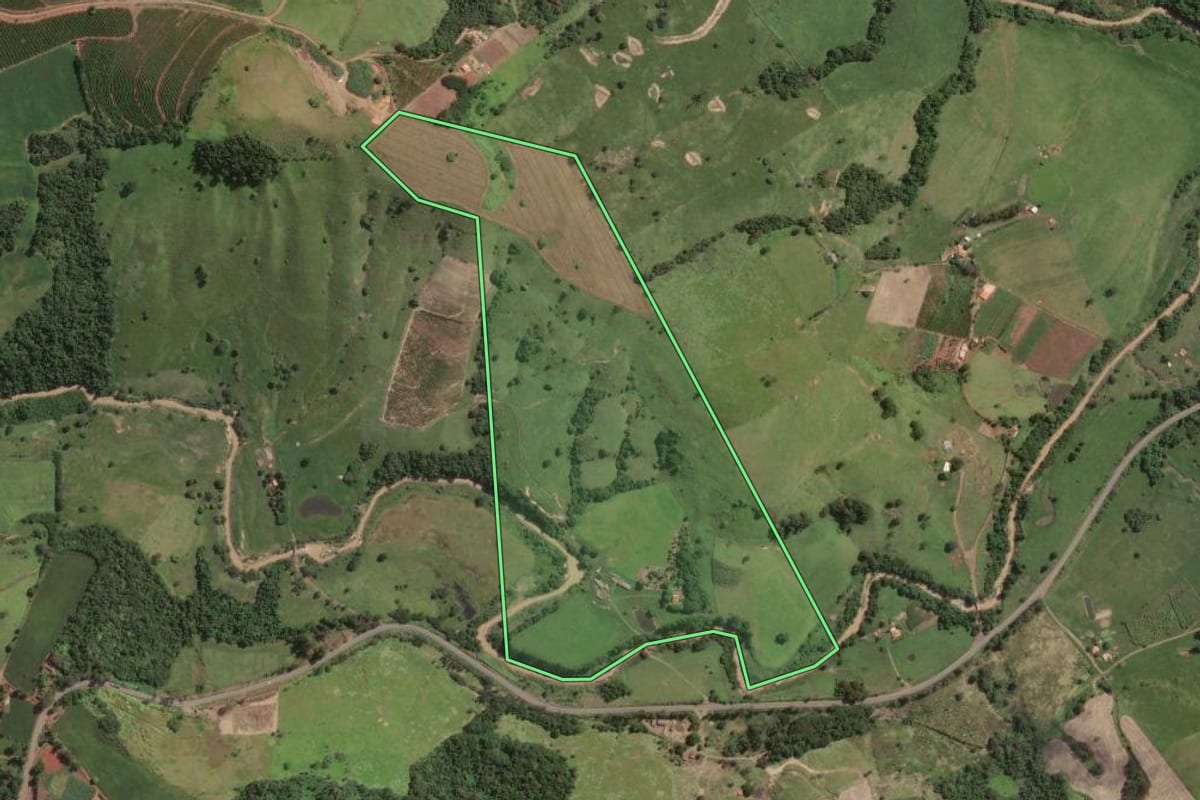 Imagem de satélite do imóvel rural em Tomazina (PR), com o contorno declarado no CAR desenhado por cima.