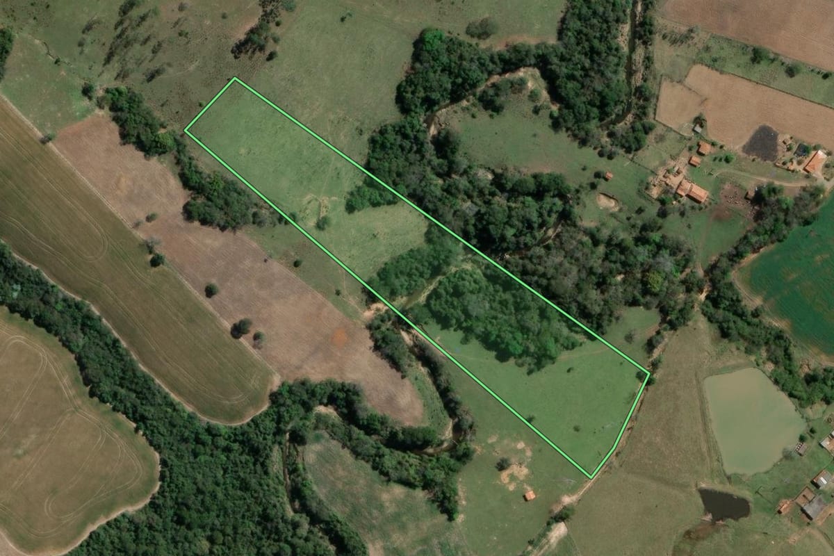 Imagem de satélite do imóvel rural em Tomazina (PR), com o contorno declarado no CAR desenhado por cima.