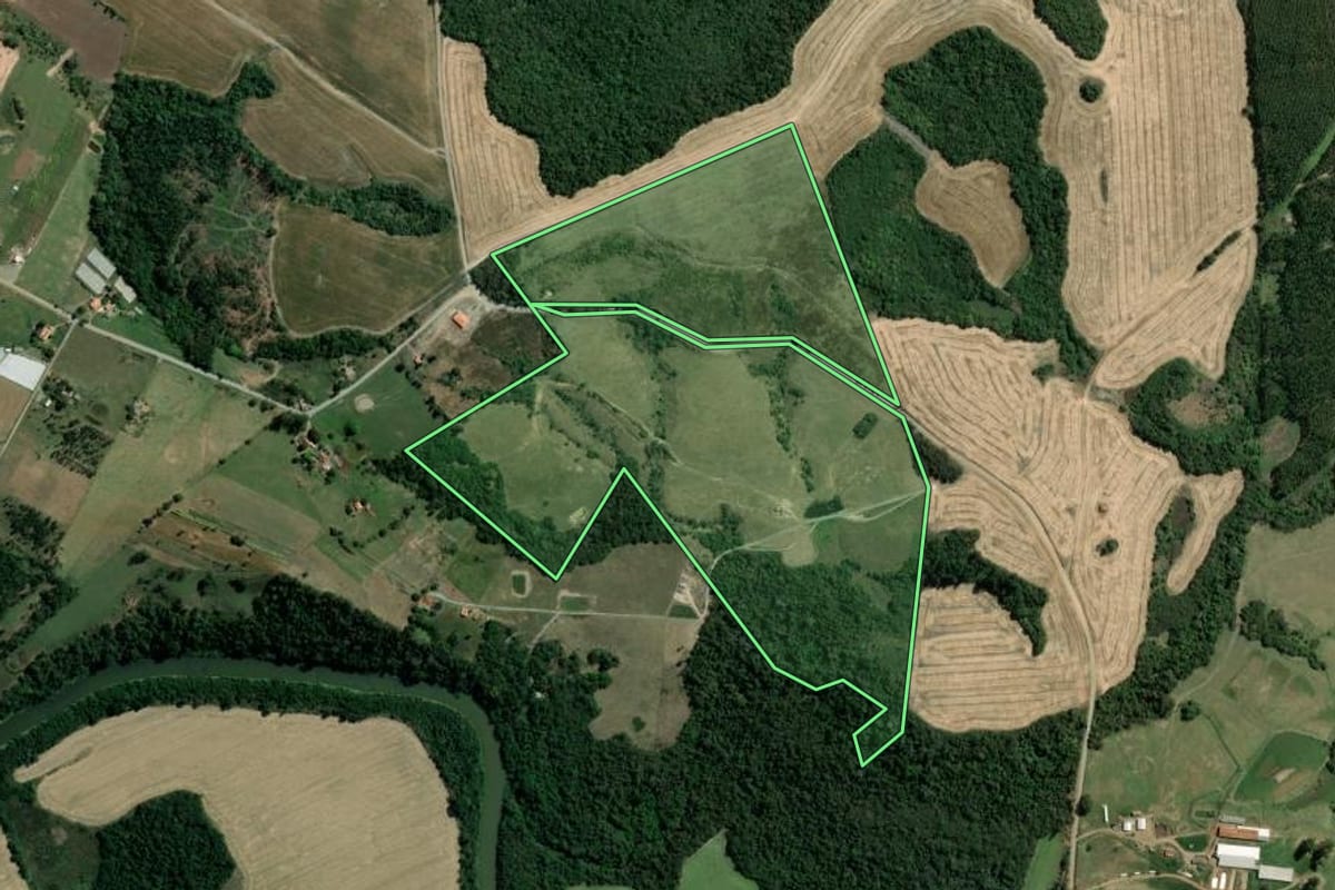 Imagem de satélite do imóvel rural em Tomazina (PR), com o contorno declarado no CAR desenhado por cima.
