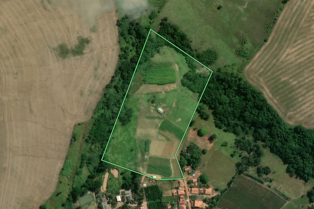 Imagem de satélite do imóvel rural em Tomazina (PR), com o contorno declarado no CAR desenhado por cima.