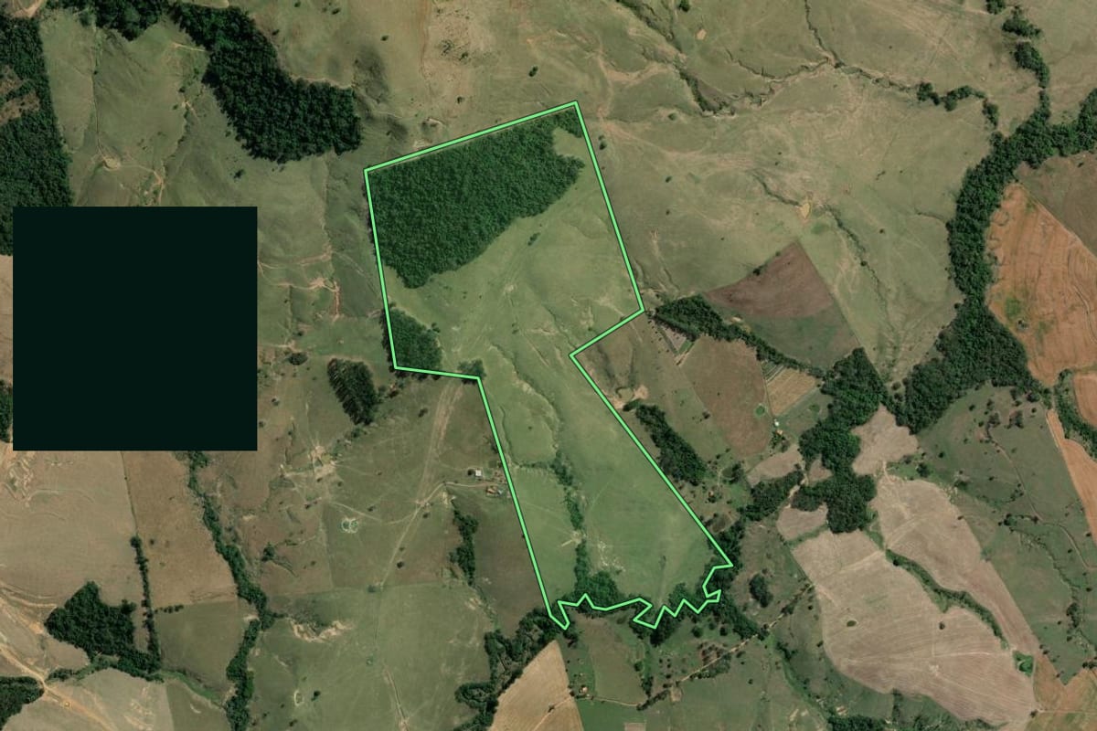 Imagem de satélite do imóvel rural em Tomazina (PR), com o contorno declarado no CAR desenhado por cima.