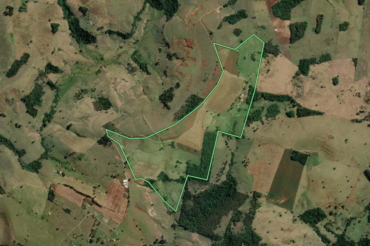 Imagem de satélite do imóvel rural em Tomazina (PR), com o contorno declarado no CAR desenhado por cima.