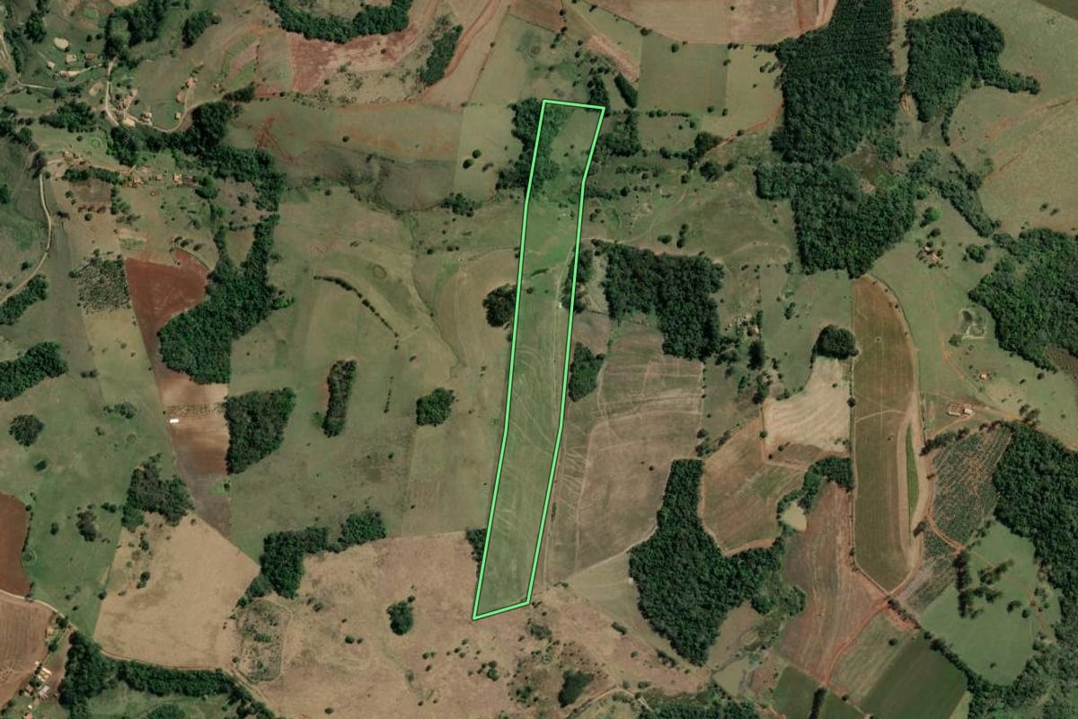 Imagem de satélite do imóvel rural em Tomazina (PR), com o contorno declarado no CAR desenhado por cima.