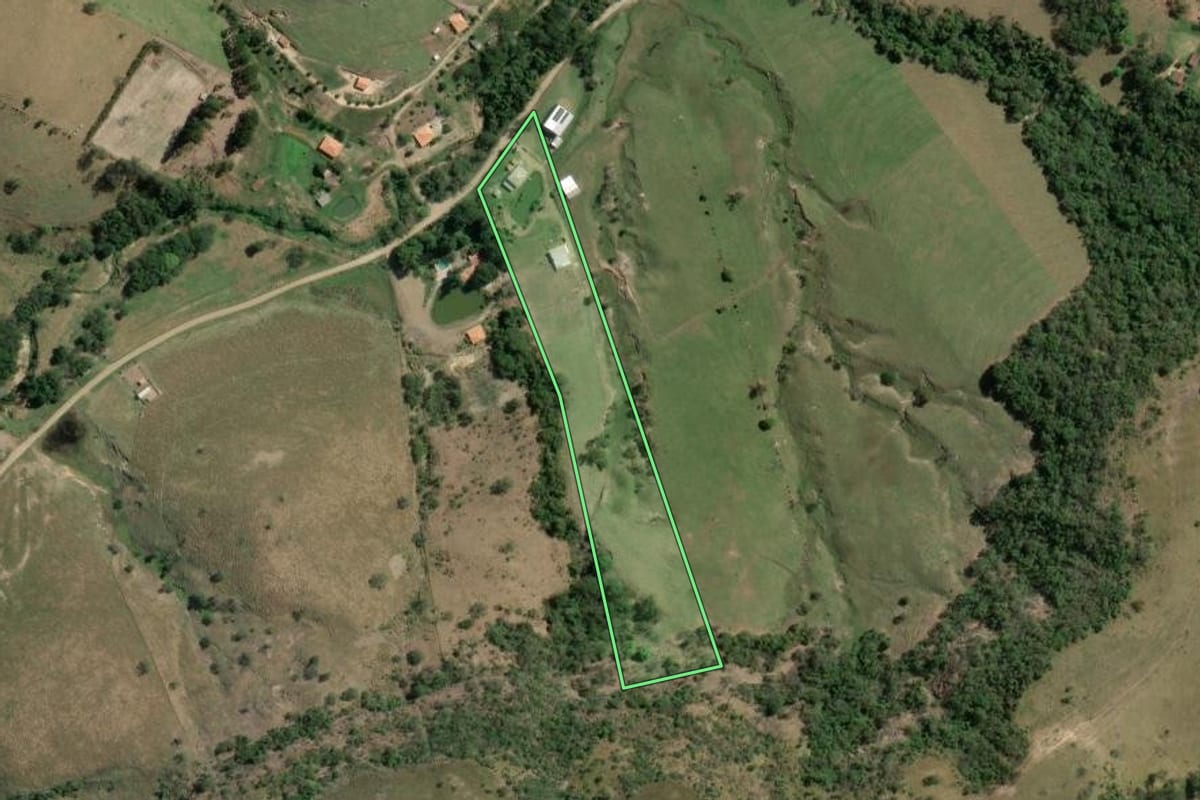 Imagem de satélite do imóvel rural em Tomazina (PR), com o contorno declarado no CAR desenhado por cima.