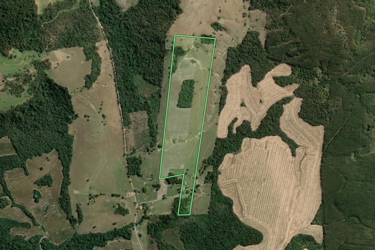 Imagem de satélite do imóvel rural em Tomazina (PR), com o contorno declarado no CAR desenhado por cima.