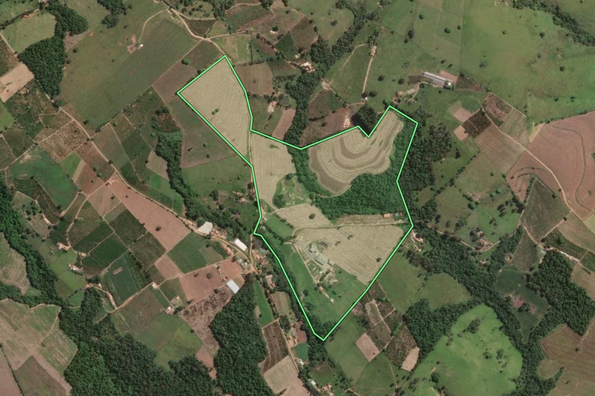Imagem de satélite do imóvel rural em Tomazina (PR), com o contorno declarado no CAR desenhado por cima.