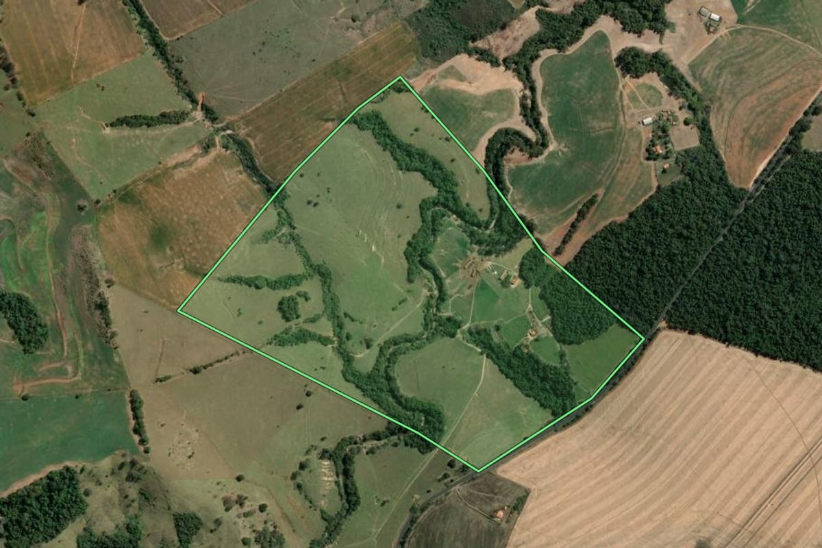 Imagem de satélite do imóvel rural em Tomazina (PR), com o contorno declarado no CAR desenhado por cima.