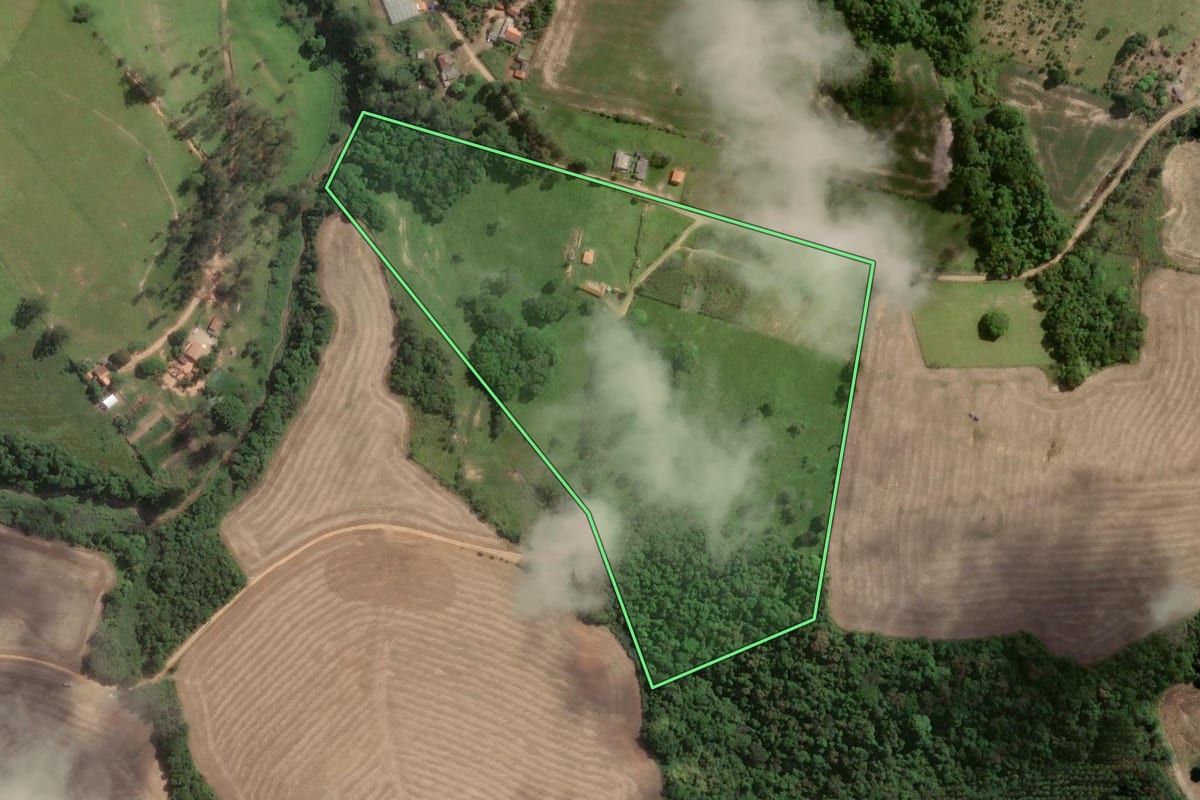 Imagem de satélite do imóvel rural em Tomazina (PR), com o contorno declarado no CAR desenhado por cima.
