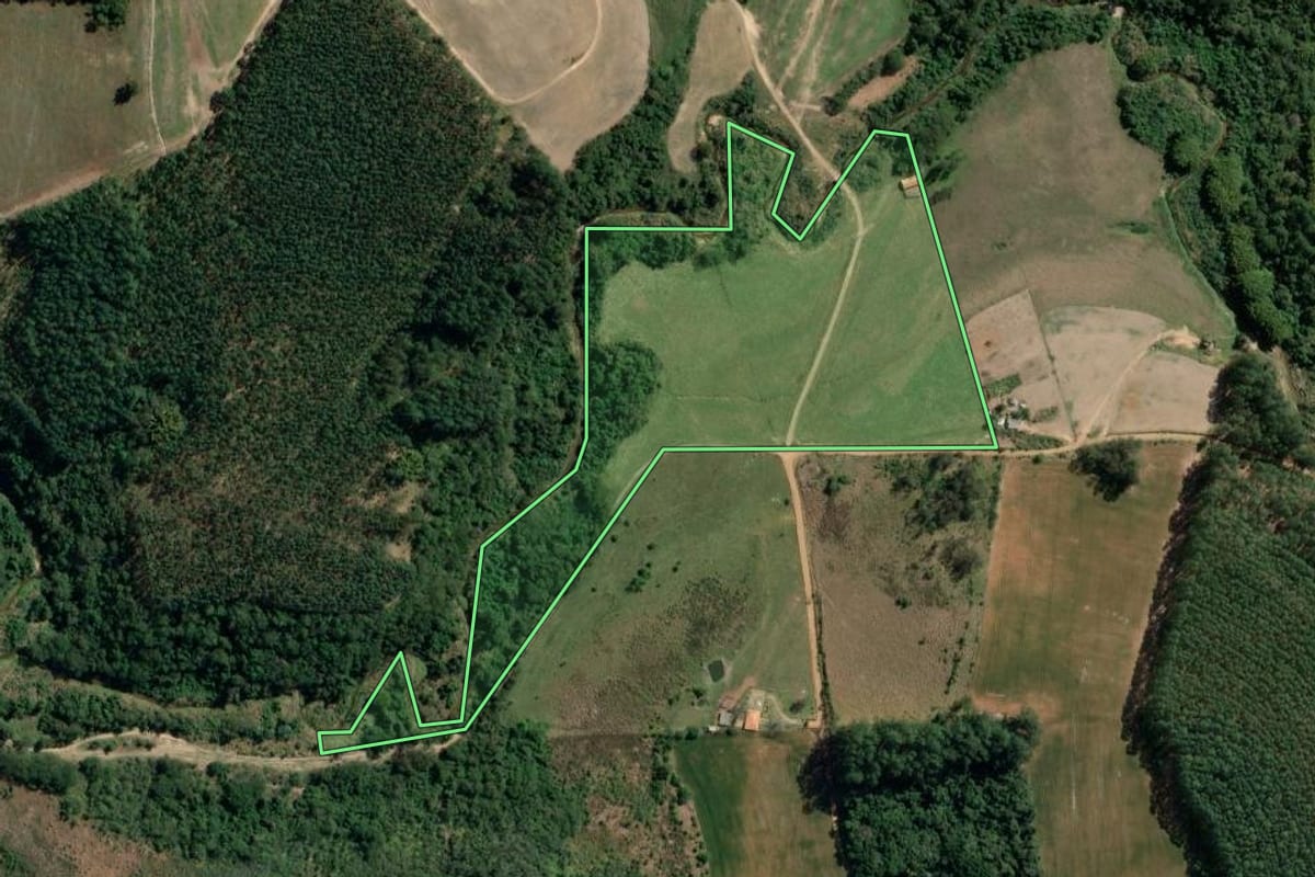 Imagem de satélite do imóvel rural em Tomazina (PR), com o contorno declarado no CAR desenhado por cima.