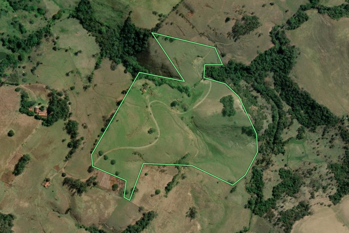 Imagem de satélite do imóvel rural em Tomazina (PR), com o contorno declarado no CAR desenhado por cima.