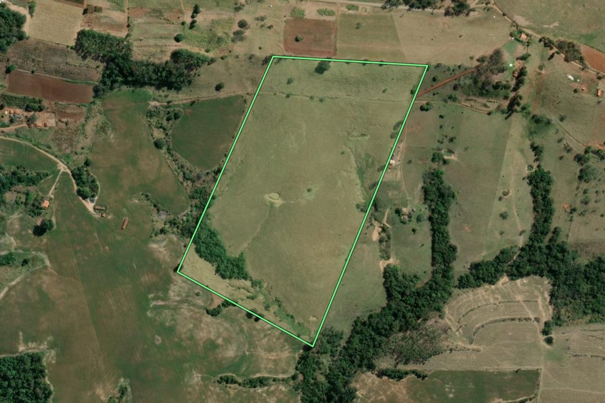 Imagem de satélite do imóvel rural em Tomazina (PR), com o contorno declarado no CAR desenhado por cima.
