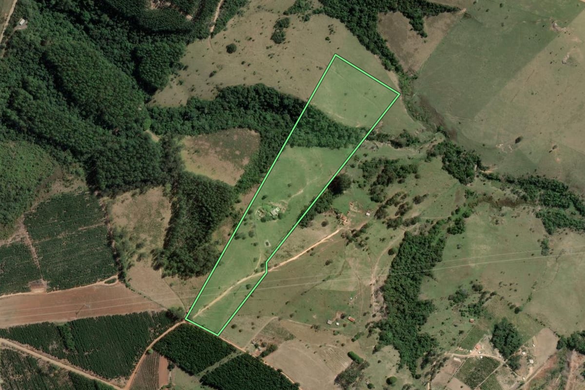 Imagem de satélite do imóvel rural em Tomazina (PR), com o contorno declarado no CAR desenhado por cima.