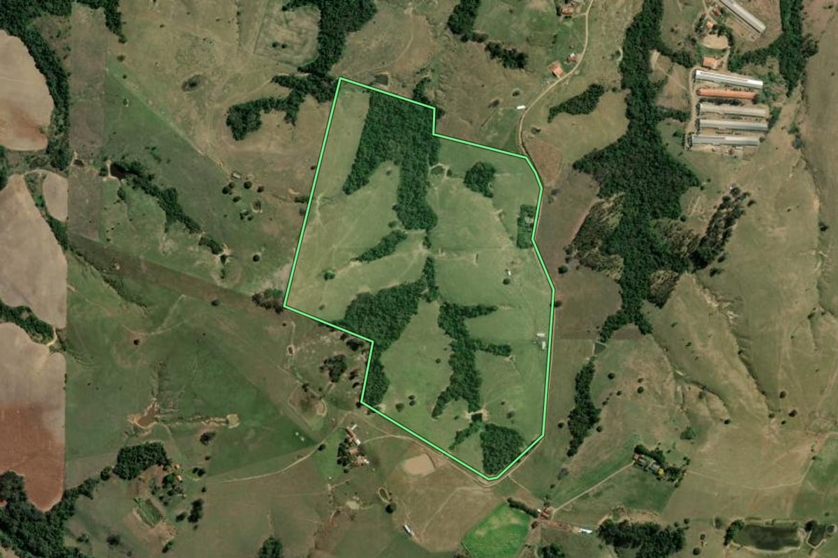 Imagem de satélite do imóvel rural em Tomazina (PR), com o contorno declarado no CAR desenhado por cima.