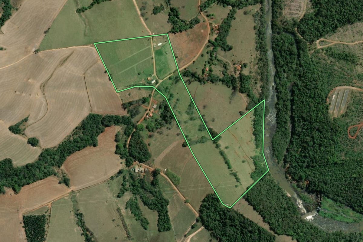 Imagem de satélite do imóvel rural em Tomazina (PR), com o contorno declarado no CAR desenhado por cima.
