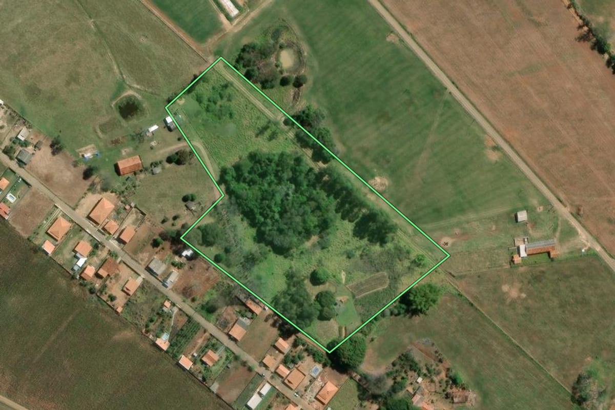 Imagem de satélite do imóvel rural em Tomazina (PR), com o contorno declarado no CAR desenhado por cima.