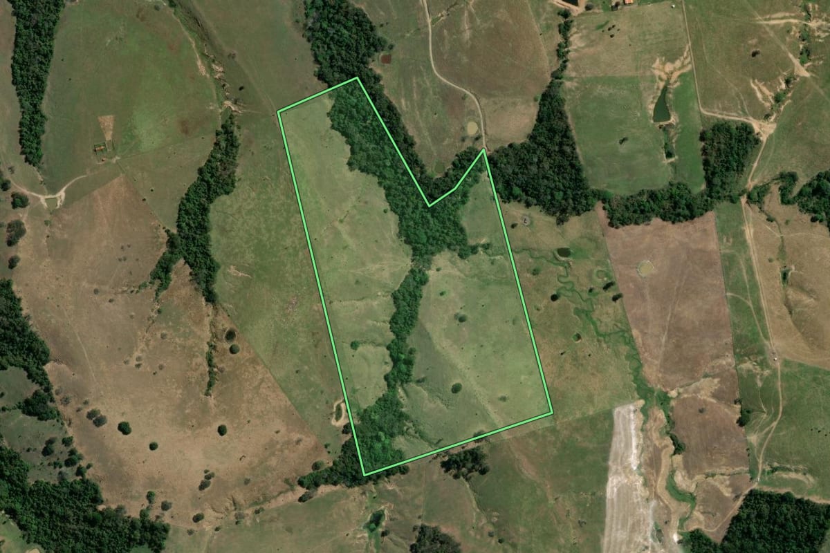 Imagem de satélite do imóvel rural em Tomazina (PR), com o contorno declarado no CAR desenhado por cima.