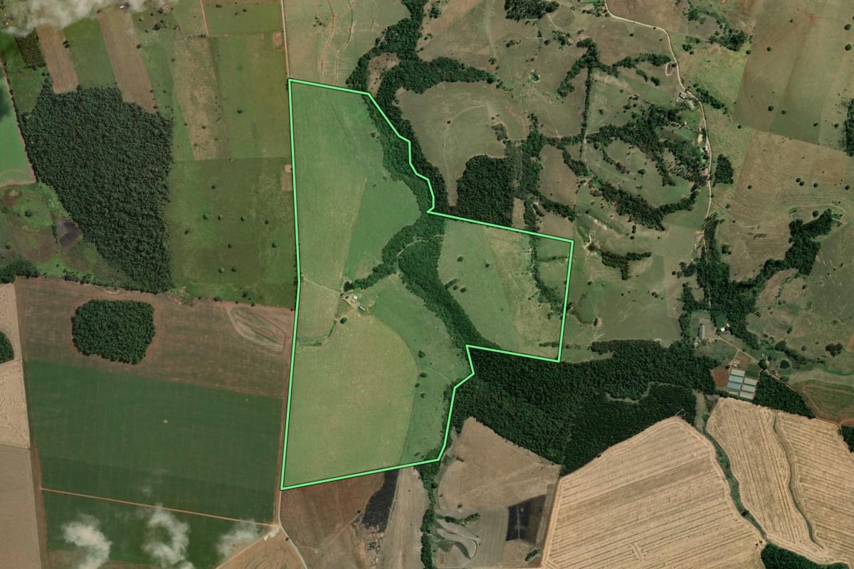 Imagem de satélite do imóvel rural em Tomazina (PR), com o contorno declarado no CAR desenhado por cima.