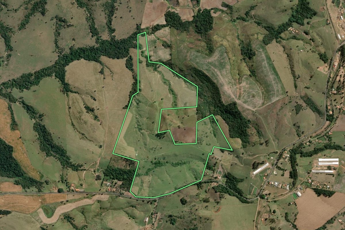Imagem de satélite do imóvel rural em Tomazina (PR), com o contorno declarado no CAR desenhado por cima.