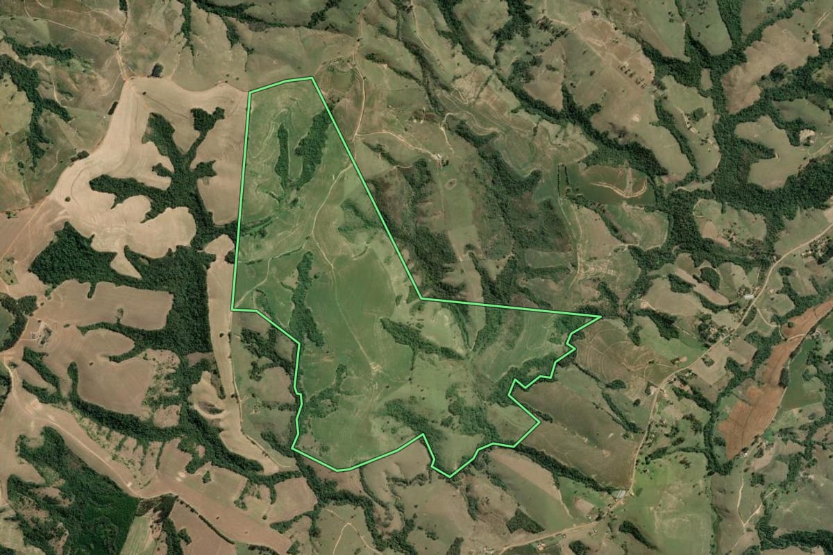 Imagem de satélite do imóvel rural em Tomazina (PR), com o contorno declarado no CAR desenhado por cima.
