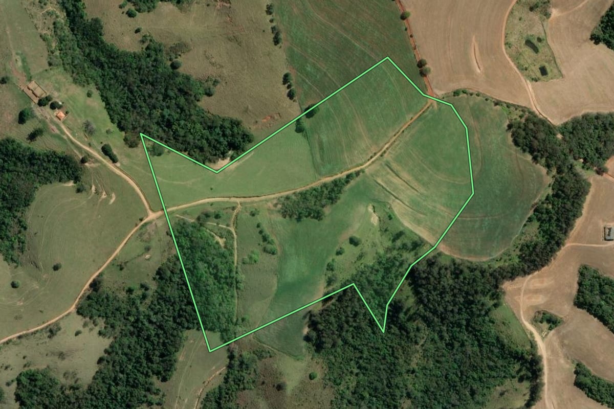Imagem de satélite do imóvel rural em Tomazina (PR), com o contorno declarado no CAR desenhado por cima.