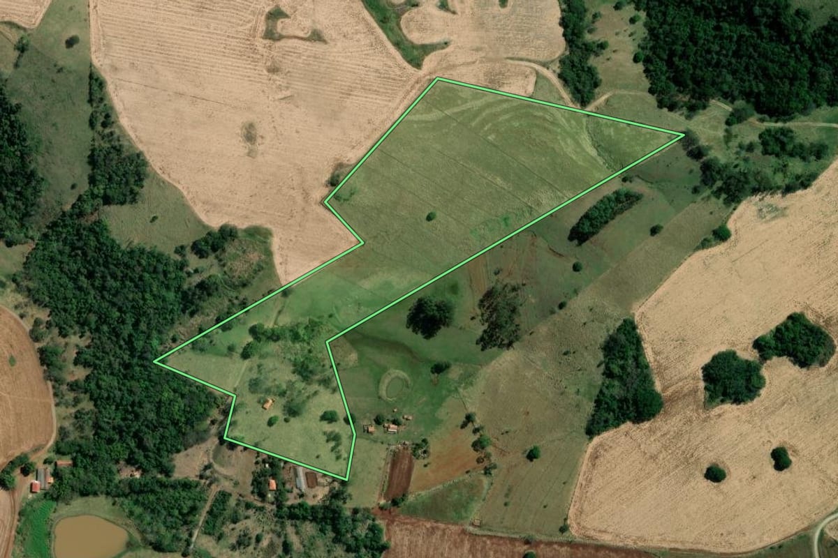 Imagem de satélite do imóvel rural em Tomazina (PR), com o contorno declarado no CAR desenhado por cima.