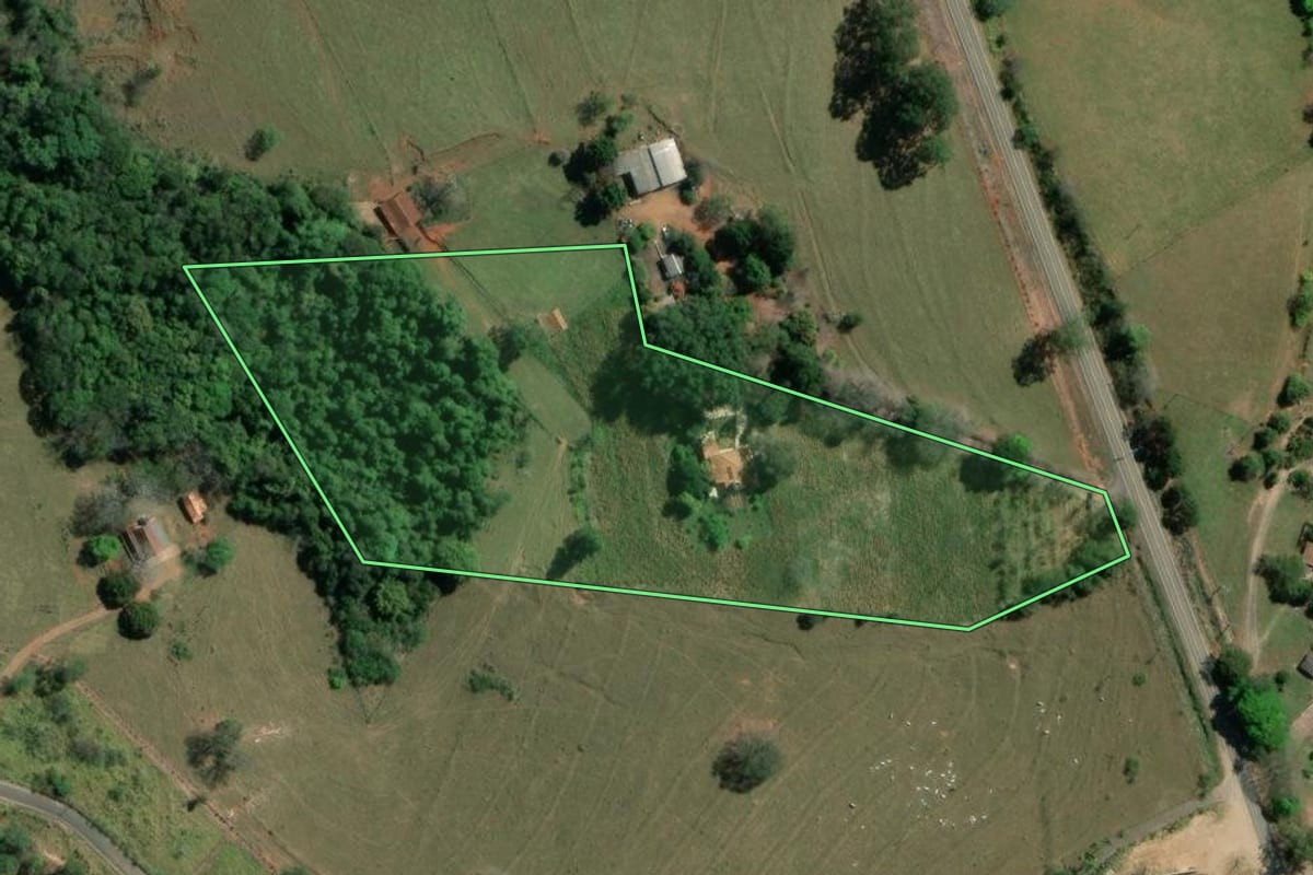 Imagem de satélite do imóvel rural em Tomazina (PR), com o contorno declarado no CAR desenhado por cima.