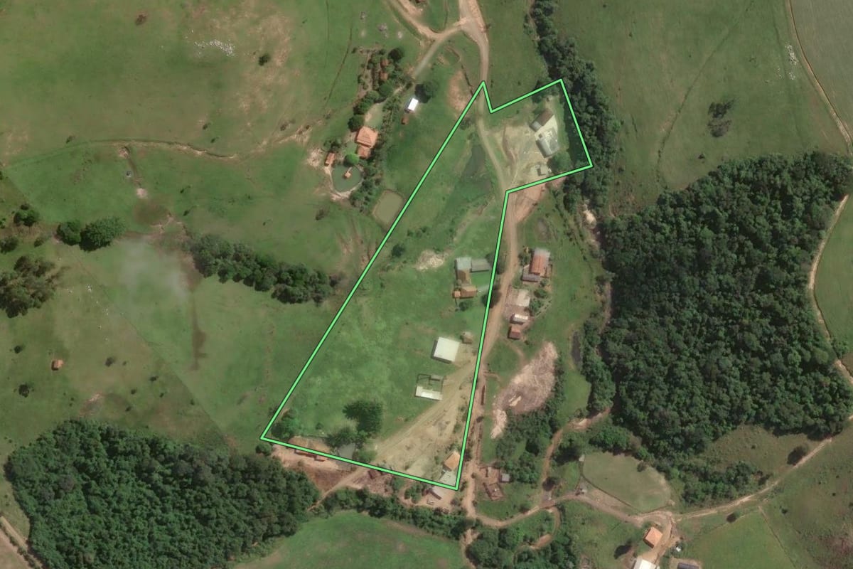 Imagem de satélite do imóvel rural em Tomazina (PR), com o contorno declarado no CAR desenhado por cima.
