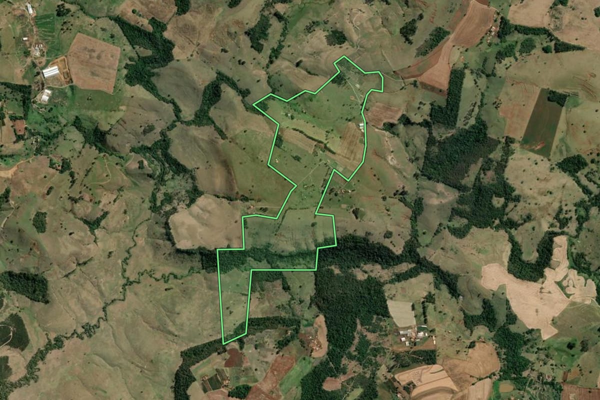 Imagem de satélite do imóvel rural em Tomazina (PR), com o contorno declarado no CAR desenhado por cima.
