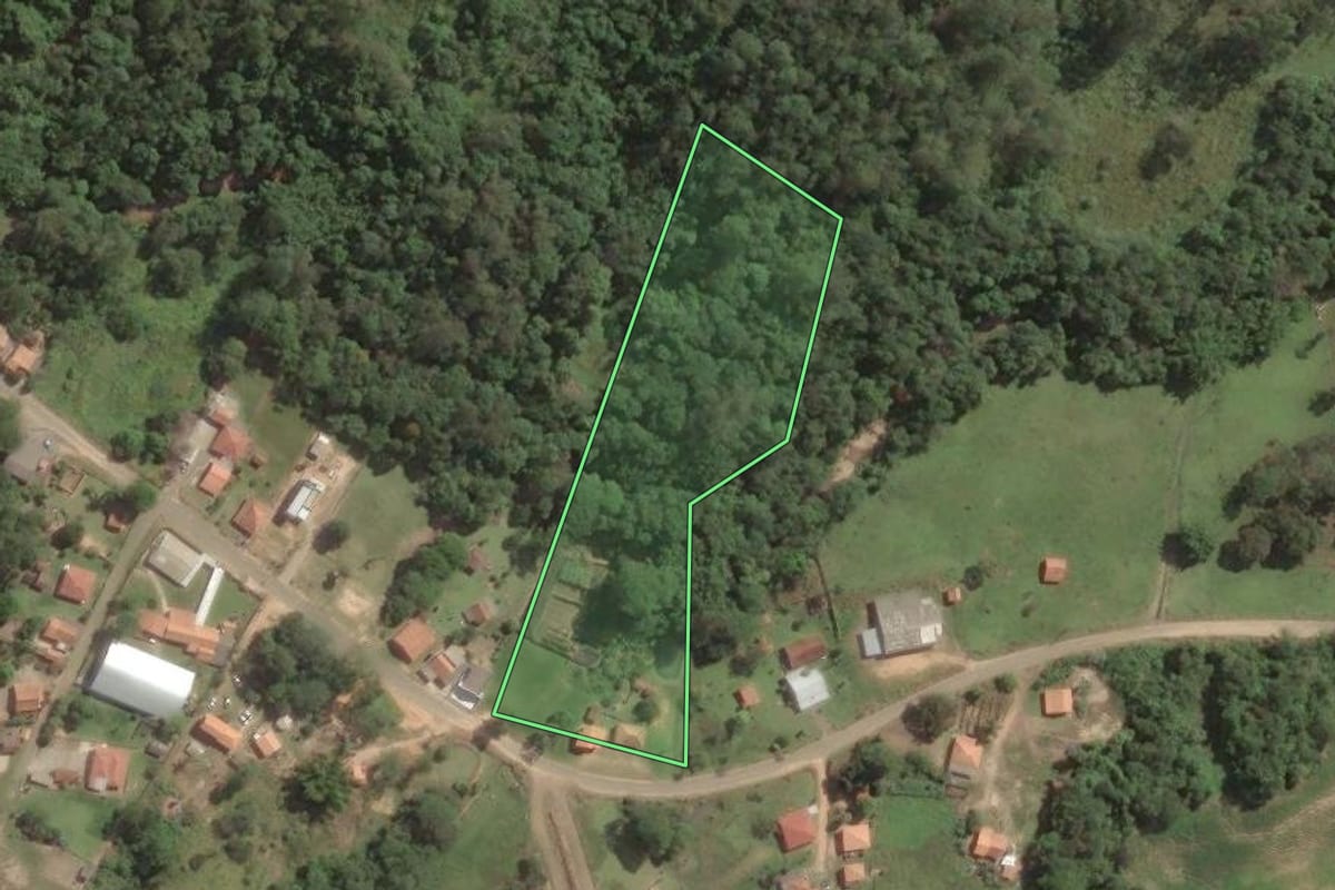 Imagem de satélite do imóvel rural em Tomazina (PR), com o contorno declarado no CAR desenhado por cima.